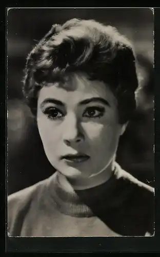 AK Schauspielerin Violetta Ferrari blickt nachdenklich in die Ferne