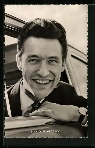 AK Schauspieler Silvio Francesco blickt aus seinem Auto heraus