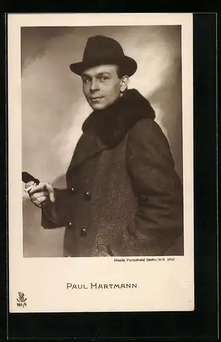 AK Schauspieler Paul Hartmann mit Zigarette