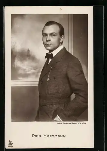 AK Schauspieler Paul Hartmann vor einem Bild