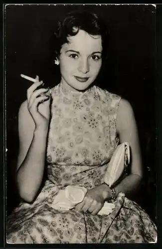 AK Schauspielerin Francoise Arnoul mit Zigarette