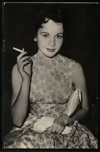 AK Schauspielerin Francoise Arnoul raucht eine Zigarette