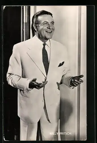 AK Schauspieler Willy Fritsch im Anzug mit charmantem Lächeln