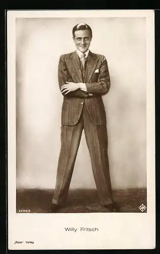 AK Schauspieler Willy Fritsch vor einer weissen Wand