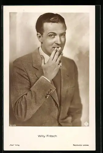 AK Schauspieler Willy Fritsch raucht eine Zigarette