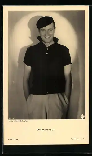 AK Schauspieler Willy Fritsch mit Lächeln und Mütze