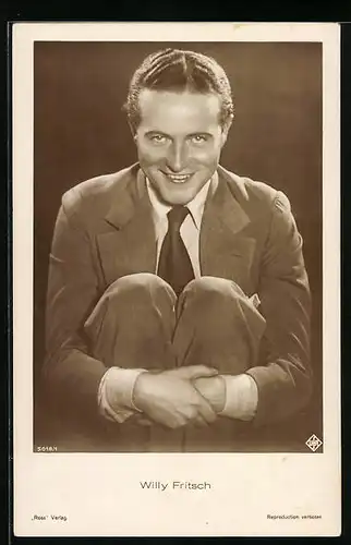 AK Schauspieler Willy Fritsch mit angezogenen Beinen