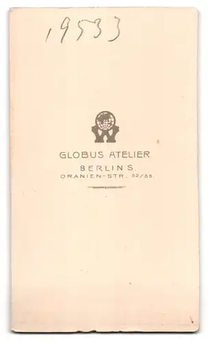 Fotografie Atelier Globus, Berlin, Oranien-Strasse 52-55, Ältere Dame in eleganter Kleidung