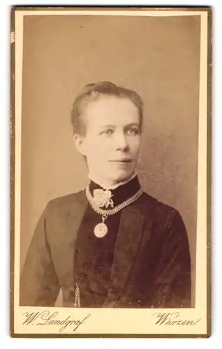 Fotografie W. Landgraf, Wurzen, Lange Gasse, Bürgerliche Dame mit Amulett