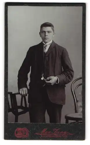 Fotografie Max Jung, Lichtenstein-C., Schulgasse 3, Modisch gekleideter Herr mit Zigarre