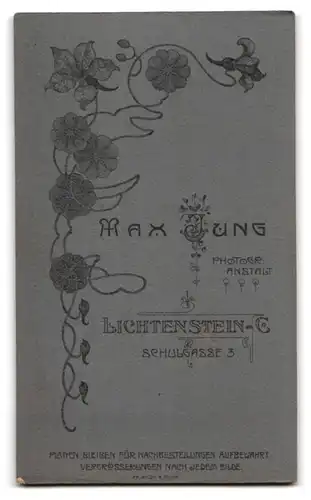 Fotografie Max Jung, Lichtenstein-C., Schulgasse 3, Modisch gekleideter Herr mit Zigarre