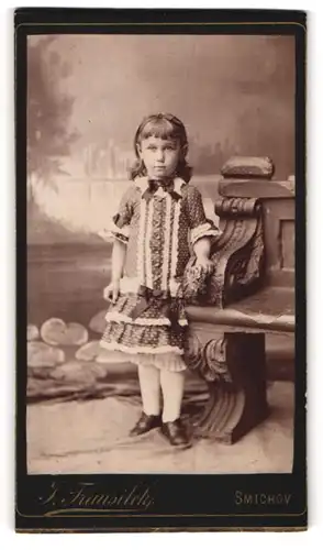 Fotografie J. Trausilek, Smichov, Palacký Strasse 337, Kleines Mädchen im gepunkteten Kleid
