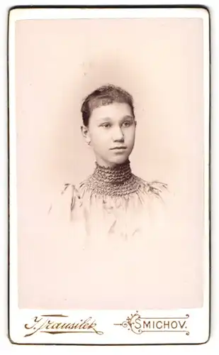 Fotografie J. Trausilek, Smichov, Palackého Trida 337, Junge Dame mit zurückgebundenem Haar