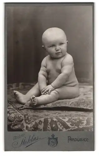 Fotografie Atelier Stoklas, Pardubice, Nacktes Kleinkind sitzt auf einem Kissen