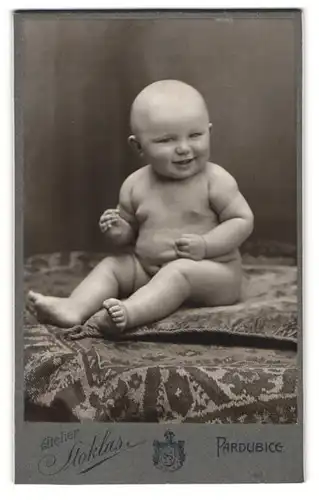 Fotografie Atelier Stoklas, Pardubice, Nacktes Kleinkind sitzt auf einem Kissen