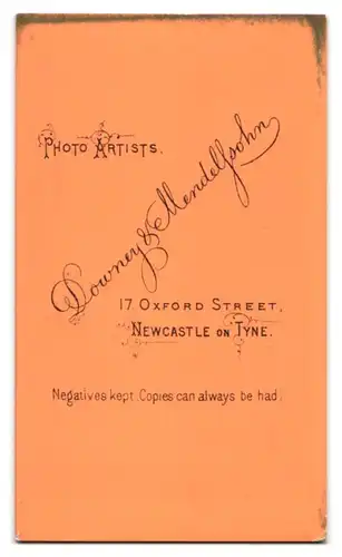 Fotografie Downey & Mendelssohn, Newcastle-on-Tyne, 17, Oxford Street, Bürgerliche Dame mit Kragenbrosche