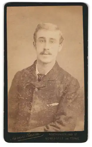 Fotografie James Bacon, Newcastle-on-Tyne, Northumberland St., Junger Herr im Anzug mit Oberlippenbart