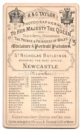 Fotografie A. & G. Taylor, London, Queen Victoria St., Halbwüchsiger Knabe in modischer Kleidung