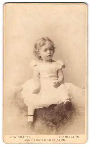 Fotografie C. W. Smartt, Leamington /Warwick, 2 Colonnade, Kleines Mädchen im weissen Kleid