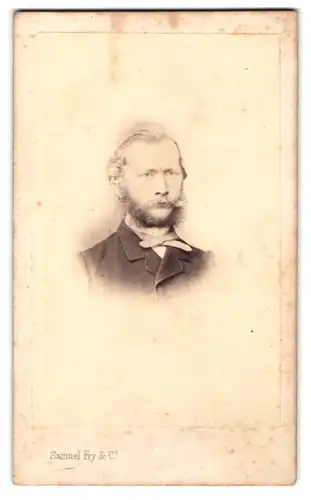 Fotografie Samuel Fry & Co., London-EC, Bürgerlicher Herr mit Backenbart