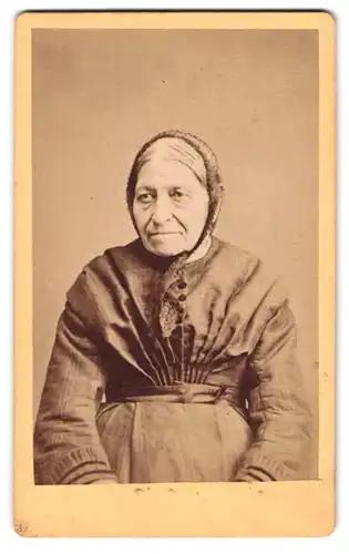 Fotografie unbekannter Fotograf und Ort, Ältere Dame im Kleid mit Kopftuch