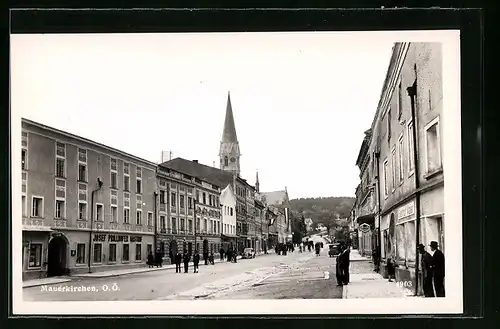 AK Mauerkirchen, Strassenpartie mit Passanten