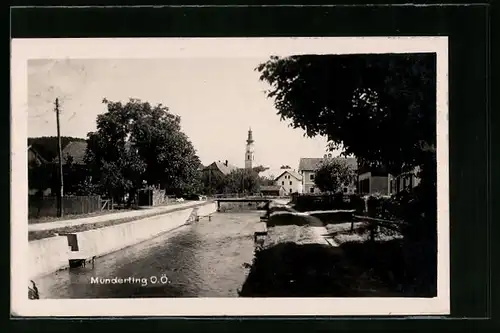 AK Munderfing, Ortspartie mit Kanal und Blick zur Kirche