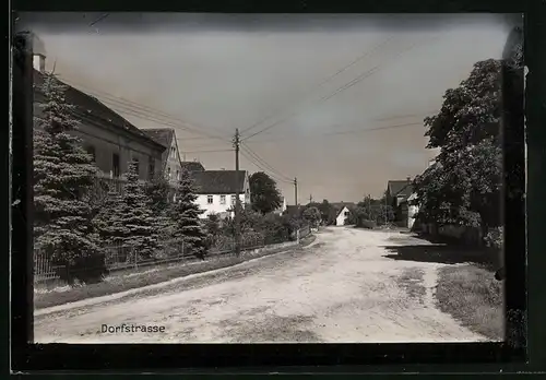 Fotografie Brück & Sohn Meissen, Ansicht Schänitz, Blick in die Dorfstrasse mit Wohnhäusern