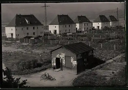 Fotografie Brück & Sohn Meissen, Ansicht Neusörnewitz, Neue Siedlung mit Kiosk und Wohnhäsuern, Emaille Werbeschilder