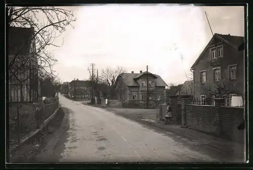 Fotografie Brück & Sohn Meissen, Ansicht Ockrilla, Blick in die Dorfstrasse mit Wohnhäsuern