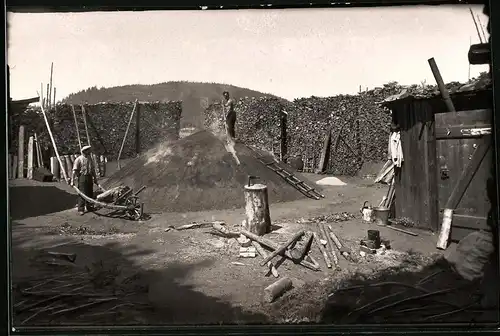 Fotografie Brück & Sohn Meissen, Ansicht Blauenthal i. Erzg., Köhler am Kohlenmeiler bei ihrer Arbeit