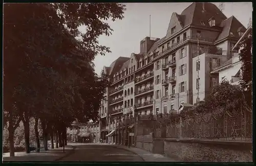 Fotografie Brück & Sohn Meissen, Ansicht Bad Elster, Strassenpartie am Palasthotel Wettiner Hof mit Geschäften