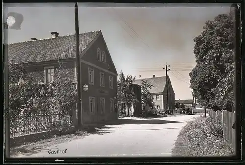 Fotografie Brück & Sohn Meissen, Ansicht Schänitz, Dorfstrasse mit dem Gasthof, Shell Tanksäule und Werbeschilder