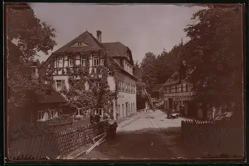 Fotografie Brück & Sohn Meissen, Ansicht Erlebach, Strassenpartie am Gasthaus Lochmühle