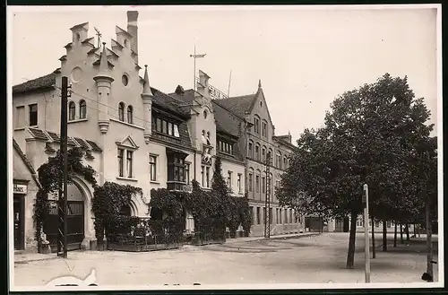 Fotografie Brück & Sohn Meissen, Ansicht Groitzsch, Strassenpartie am Gasthof weisses Ross