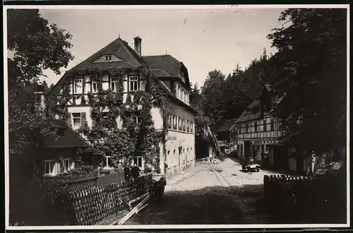 Fotografie Brück & Sohn Meissen, Ansicht Erlebach, Partie am Gasthaus Lochmühle mit Wirtschaftsgebäude