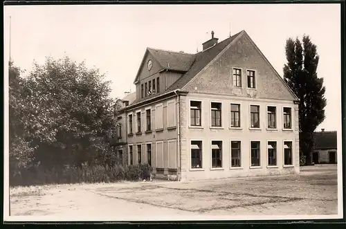 Fotografie Brück & Sohn Meissen, Ansicht Nünchritz a. d. Elbe, Blick auf die Schule