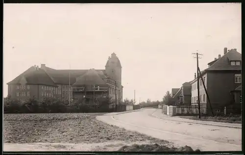 Fotografie Brück & Sohn Meissen, Ansicht Geithain i. Sa., Schillerstrasse, Mauerer verputzen Fasade der Schule