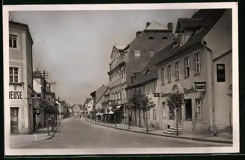 Fotografie Brück & Sohn Meissen, Ansicht Wermsdorf, Blick in die Strasse, Schwanen Apotheke und Geschäfte