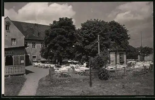 Fotografie Brück & Sohn Meissen, Ansicht Winkwitz, Blick auf den Gasthof, Gäste mir ihrem Dackel im Garten