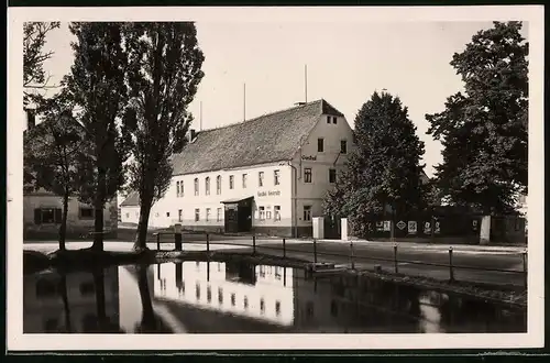 Fotografie Brück & Sohn Meissen, Ansicht Gävernitz, Partie am Teich mit Blick zum Gasthof Gävernitz
