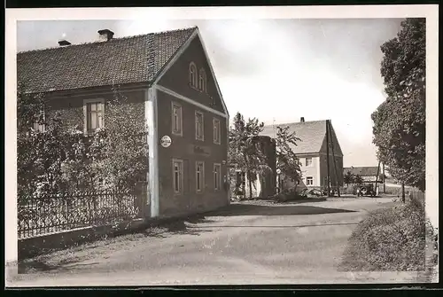 Fotografie Brück & Sohn Meissen, Ansicht Schänitz, Strassenpartie am Gasthaus mit Shell Werbeschild