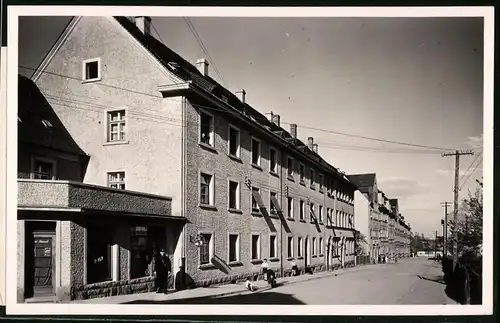 Fotografie Brück & Sohn Meissen, Ansicht Strehla a. d. Elbe, Blick in die Gabelsberger Strasse mit Briefträger