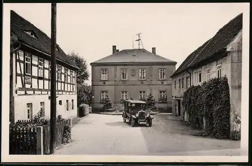 Fotografie Brück & Sohn Meissen, Ansicht Krögis, Strassenpartie mit Blick auf das Doktorhaus mit Opel Automobil