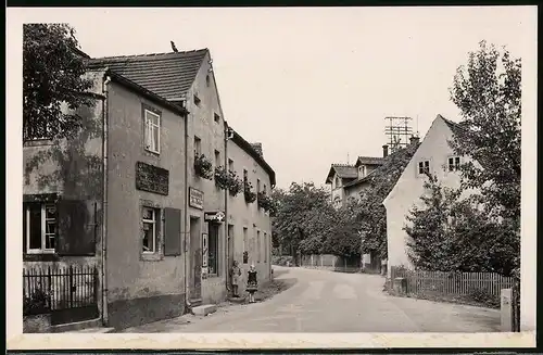 Fotografie Brück & Sohn Meissen, Ansicht Krögis, Blick in die Dorfstrasse mit Kolonialwarenhandlung Ida von Winkler