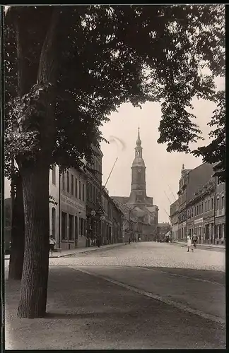 Fotografie Brück & Sohn Meissen, Ansicht Grossenhain i. Sa., Blick in die Naundorfer Strasse mit Geschäften