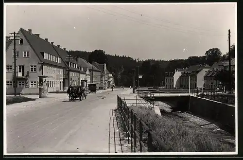 Fotografie Brück & Sohn Meissen, Ansicht Bad Berggiesshübel, Partie in der Hauptstrasse mit Litfasssäule