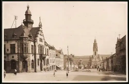 Fotografie Brück & Sohn Meissen, Ansicht Adorf, Blick auf den Marktplatz mit Kriegerdenkmal