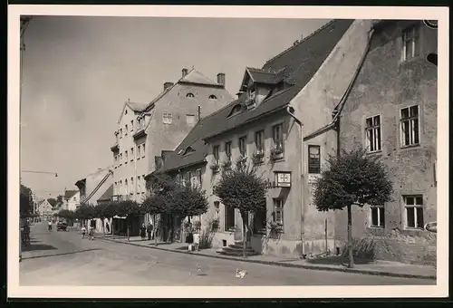 Fotografie Brück & Sohn Meissen, Ansicht Wermsdorf, Blick in die Hauptstrasse mit Apotheke