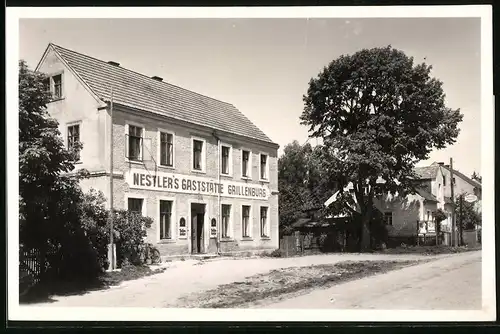 Fotografie Brück & Sohn Meissen, Ansicht Grillenburg, Strassenpartie an Nestlers Gaststätte